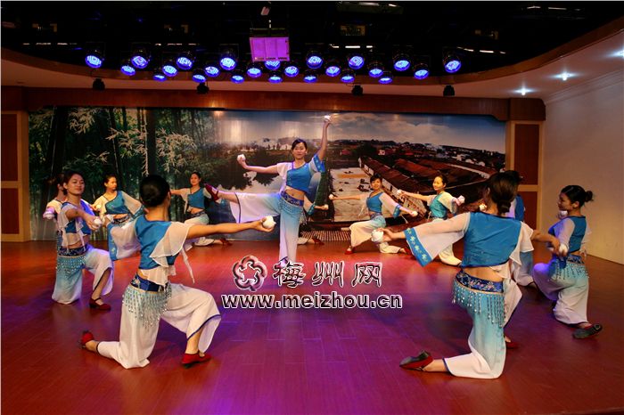 “梅州月 中华情”2013央视秋晚 之 杯花声声