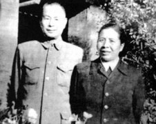 邓六金和爱人曾山在一起