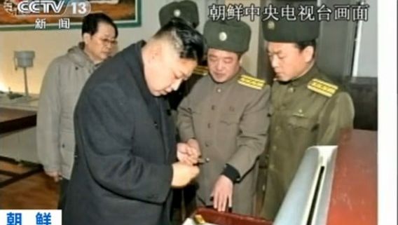 金正恩视察子弹厂秀枪法