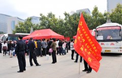 红土先锋党员无私献血递爱心火炬