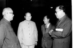 胡耀邦（右三）在十二届三中全会