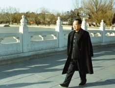 胡耀邦在北京中南海散步