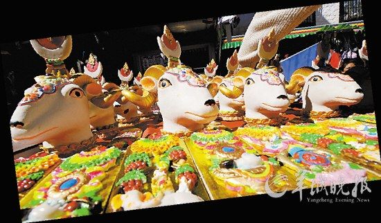 藏历新年,拉萨的大街小巷各种藏族传统年货琳琅满目