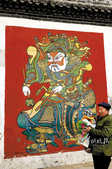 　　春节，朱仙镇一处院门外都有风格奔放粗犷的年画