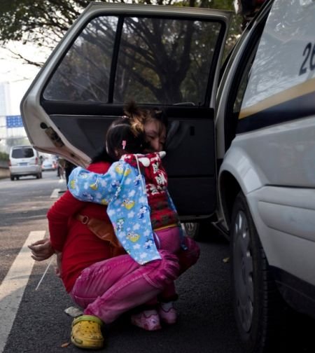 冲突发生后,女小贩的孩子惊恐地抱着被反绑的妈妈。 南都记者 黎湛均 摄