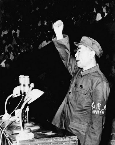文革期间,周恩来在一次集会上带领大家呼喊拥护毛泽东的口号